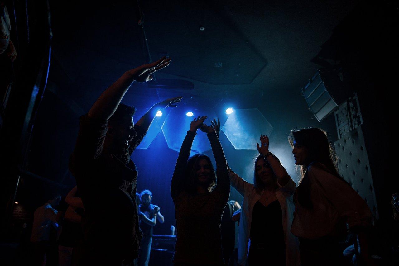 Danse et lumières : capturez l'énergie d'une discothèque avec un éclairage captivant.