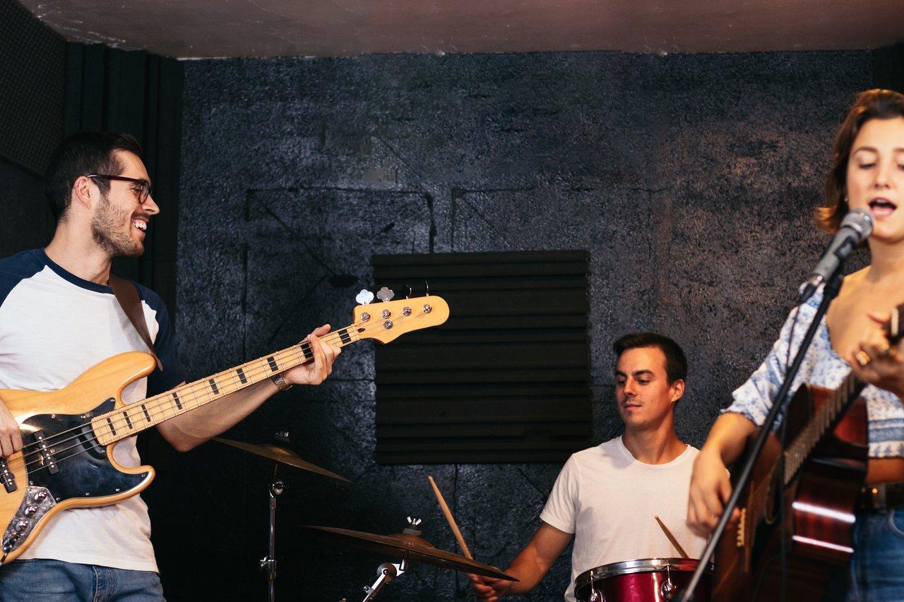 Des musiciens en répétition, énergie et passion au cœur du son, capturés avec authenticité.