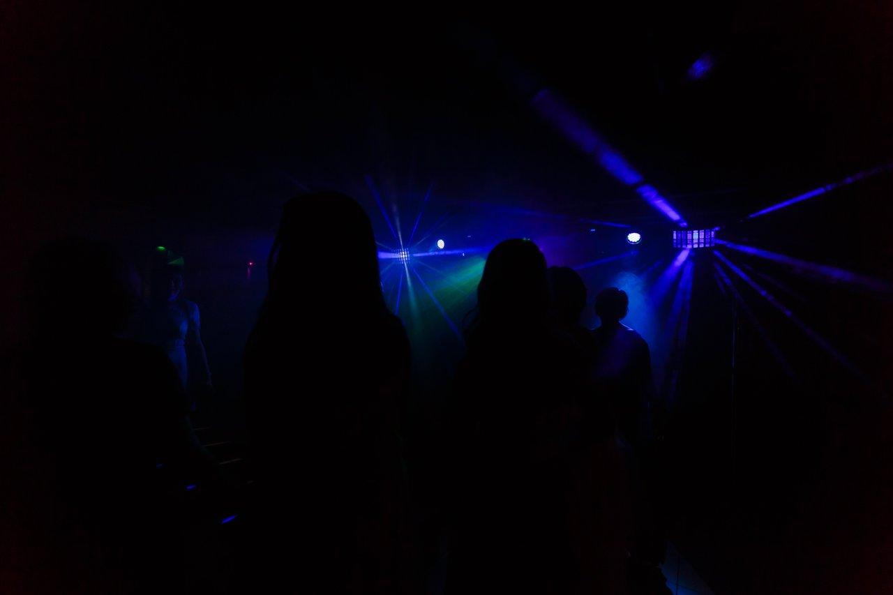 Jeux de lumières et silhouettes mystérieuses, idéales pour capter l'ambiance en discothèque.