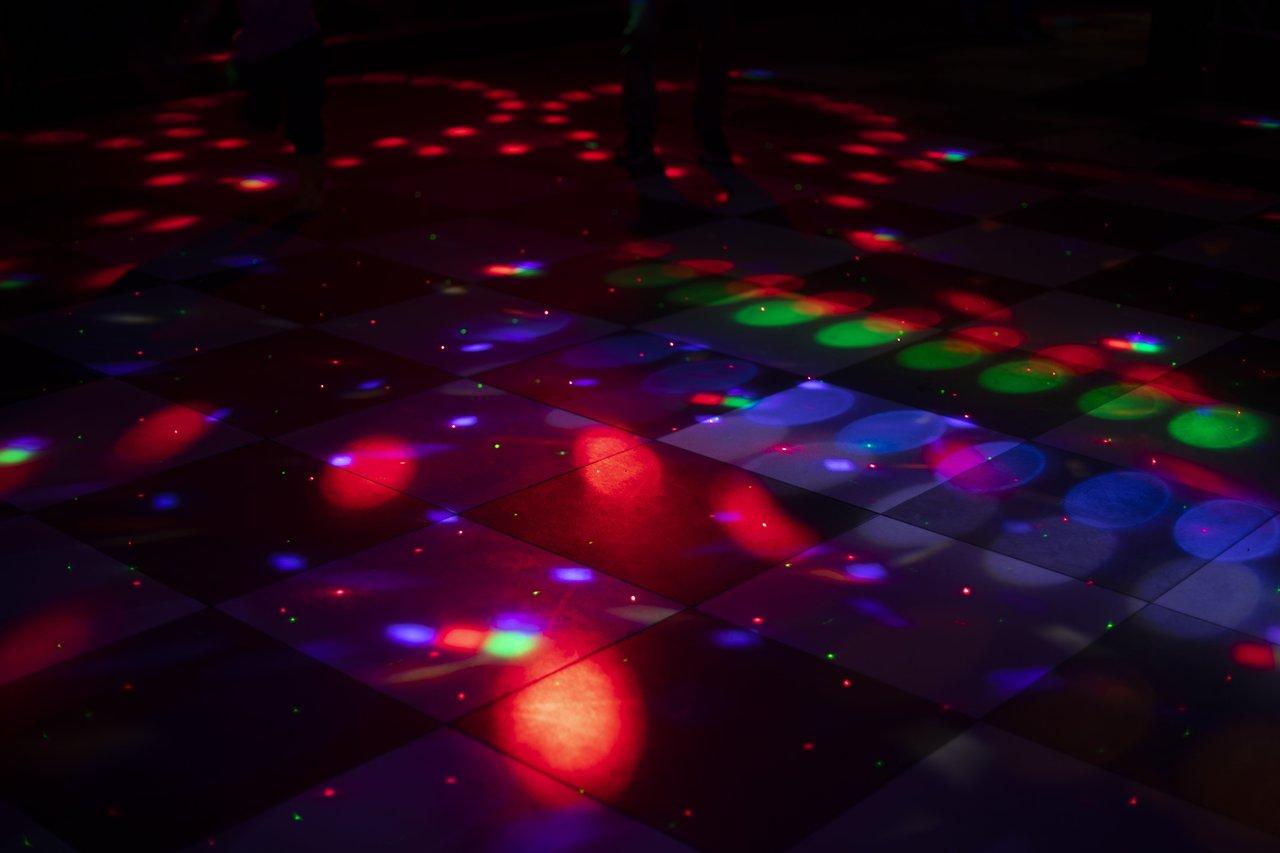Lumières de danse : optimisez votre équipement photo pour saisir la magie des discothèques.