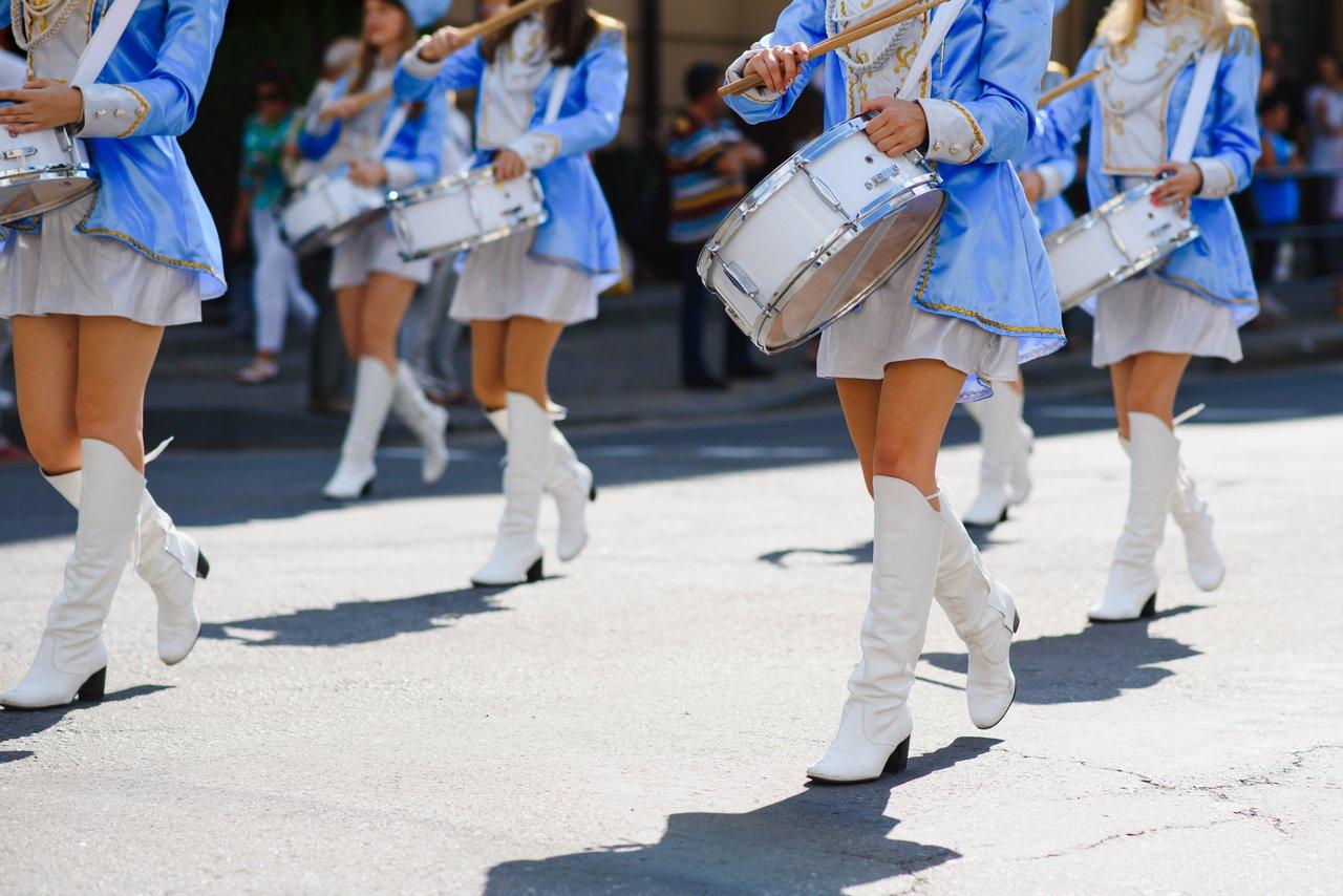 Majorettes en action, capturant l'élan et l'élégance d'un festival vibrant.