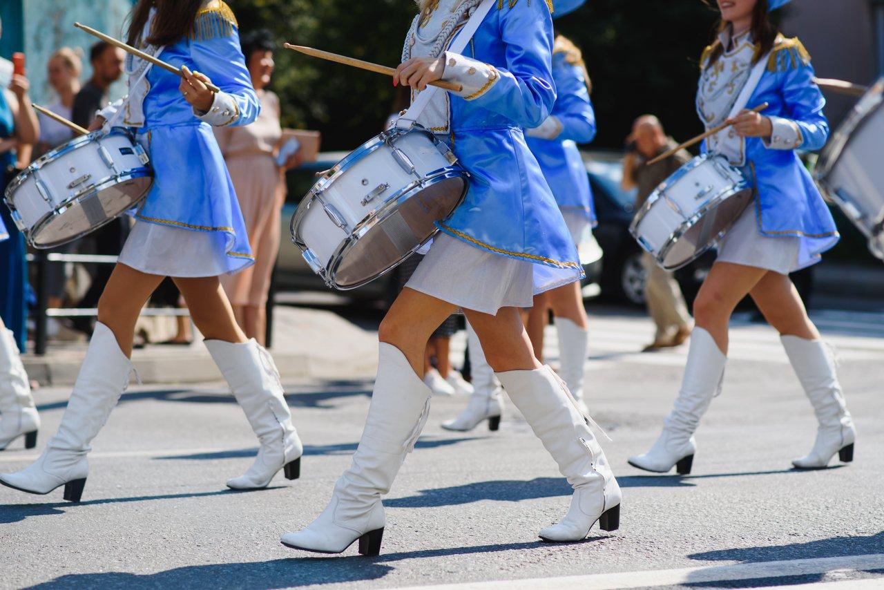 Majorettes en action, symbole du retour triomphal sous l’impulsion de talents passionnés.