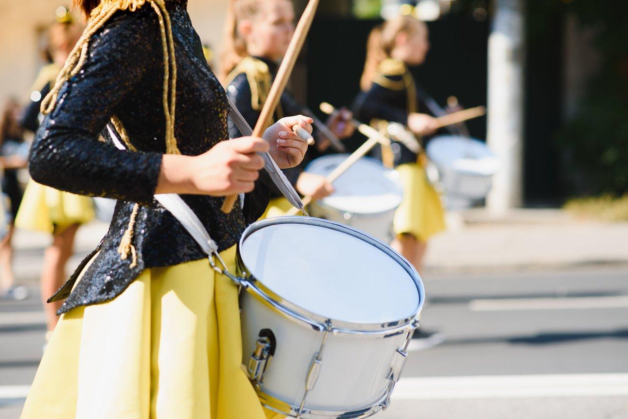 Majorettes en harmonie: capturer l'énergie et le dynamisme des festivals.