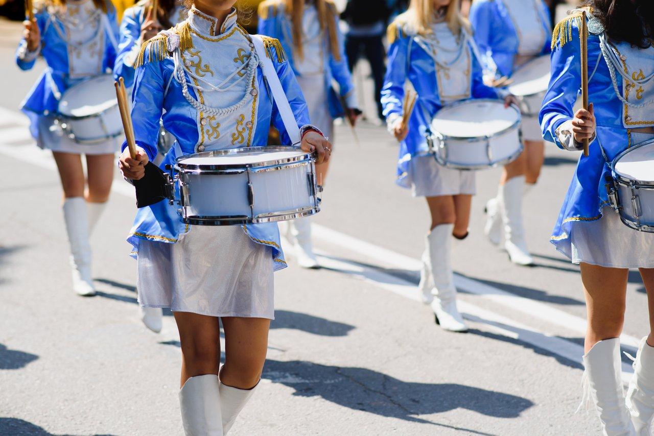 Majorettes en parade: symbole vibrant de l'élan pour les festivals en 2025.